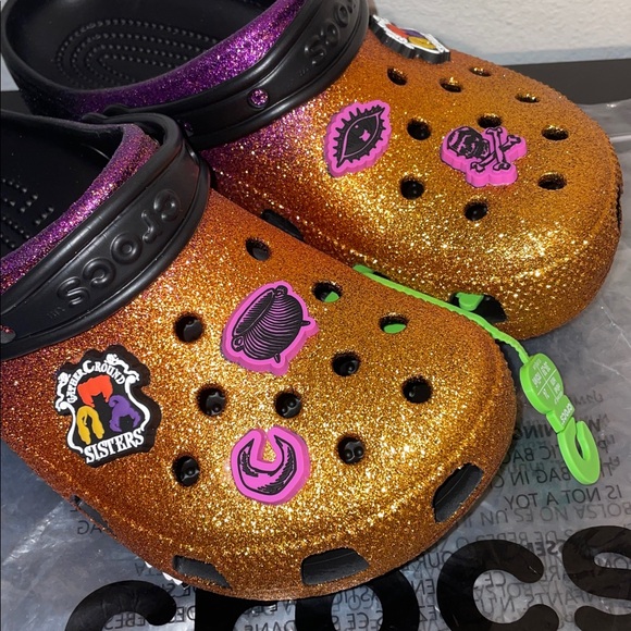 Exclusive Limited Edition Crocs Disney Hocus Pocus Glitter Clog & Jibbitz Charms - Picture 4 of 16